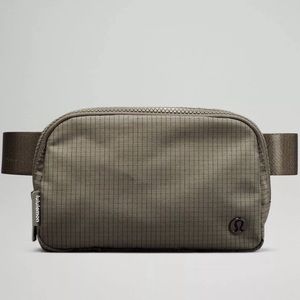 NWT Lululemon Athletica Everywhere Belt Bag Carob Brown/Black